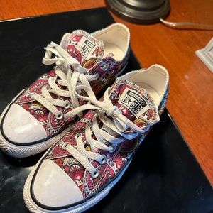 Size 7 women’s low top Converse sneakers. Multicolored pattern. Fall colors